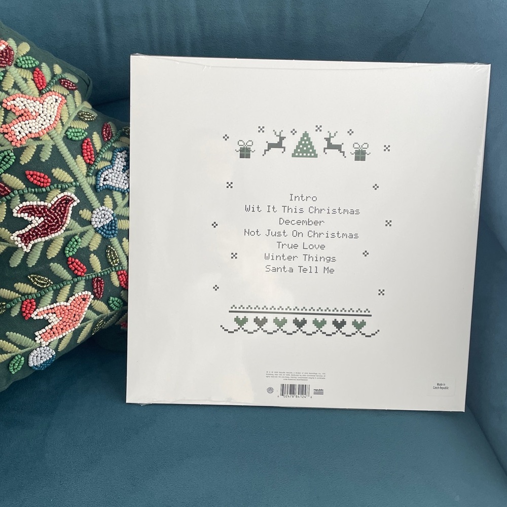 Ariana Grande Christmas & Chill 10th Anniversary Vinyl - SNOWFLAKE CLEAR - Picture 2 of 6